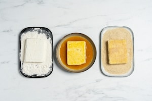 Preparazione Saganaki (feta fritta) - Fase 1