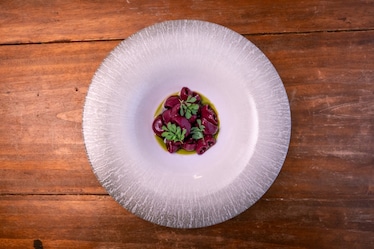 Conchiglie aglio, olio, peperoncino, frutti rossi e ruta