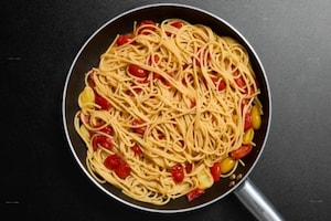 Preparazione Pasta pomodorini confit e burrata - Fase 1