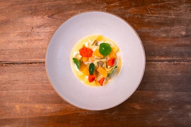 Tortelli di vitello, salsa all’aglio dolce, arancia e nasturzio