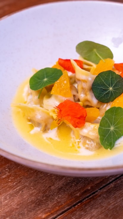 Tortelli di vitello, salsa all’aglio dolce, arancia e nasturzio