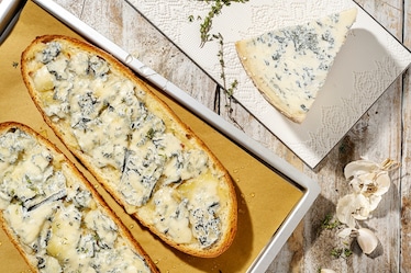 Roasted garlic bread con gorgonzola