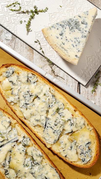 Roasted garlic bread con gorgonzola