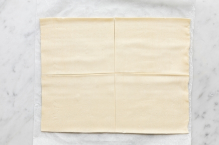 Preparazione Rose di pasta sfoglia - Fase 1 Preparazione Rose di pasta sfoglia - Fase 1