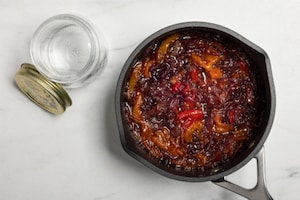 Preparazione Chutney di cipolle e peperoncini arrosto - Fase 4