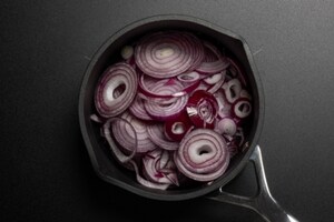 Preparazione Chutney di cipolle e peperoncini arrosto - Fase 3