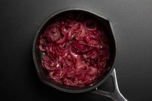 Preparazione Chutney di cipolle e peperoncini arrosto - Fase 3