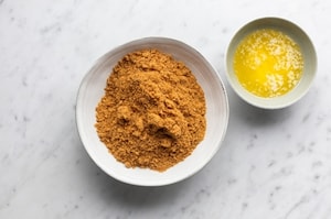 Preparazione Lotus cheesecake bars - Fase 1