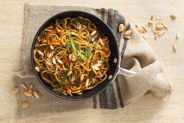 Spaghettone con pomodoro arrosto, mandorle e finocchietto