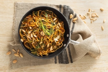 Spaghettone con pomodoro arrosto, mandorle e finocchietto