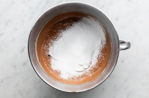 Preparazione Torta al cioccolato con cuore morbido - Fase 3