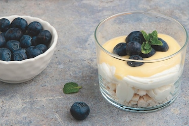 Coppe di mirtilli al lemon curd