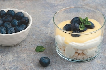 Coppe di mirtilli al lemon curd