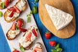 Crostoni con fragole e Gorgonzola DOP