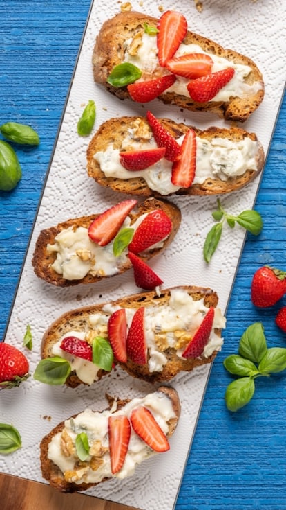 Crostoni con fragole e gorgonzola