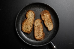 Preparazione Crostoni con fragole e gorgonzola - Fase 1
