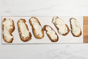 Preparazione Crostoni con fragole e gorgonzola - Fase 2
