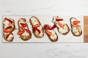 Preparazione Crostoni con fragole e gorgonzola - Fase 2