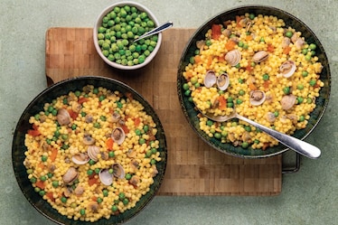 Fregola con vongole, piselli, pomodoro e zafferano