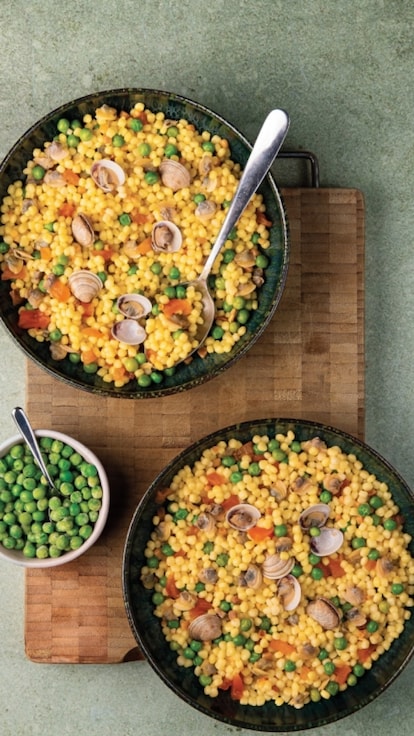 Fregola con vongole, piselli, pomodoro e zafferano