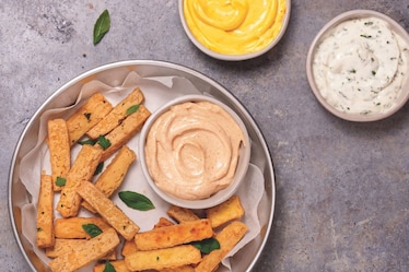 Tris di maionese vegan con bastoncini di tofu croccante