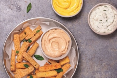 Tris di maionese vegan con bastoncini di tofu croccante