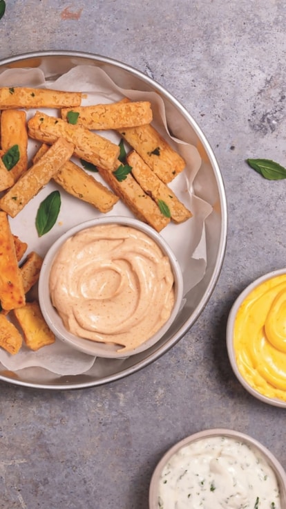 Tris di maionese vegan con bastoncini di tofu croccante