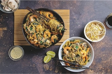 Noodles con gamberi e funghi