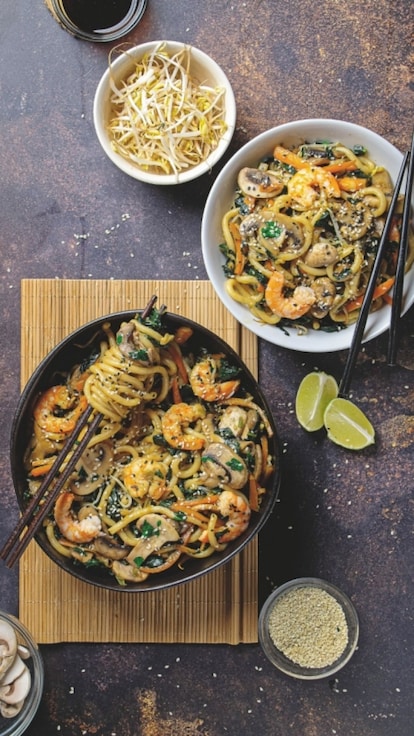 Noodles con gamberi e funghi