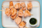Spiedini di salmone con salsa verde