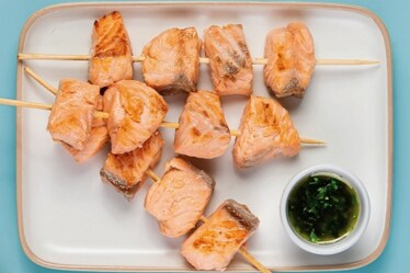Spiedini di salmone con salsa verde