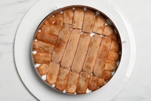 Preparazione Torta di savoiardi alle fragole - Fase 7