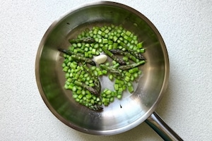 Preparazione Pasta agli asparagi e burro all'aglio orsino - Fase 2