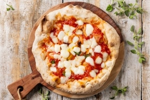 Preparazione Margherita DOP con base pronta - Fase 3