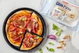 Pizza con katsuobushi, bresaola di tonno e cipolle