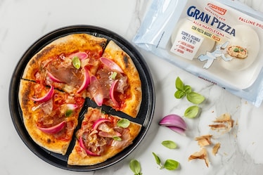 Pizza con katsuobushi, bresaola di tonno e cipolle
