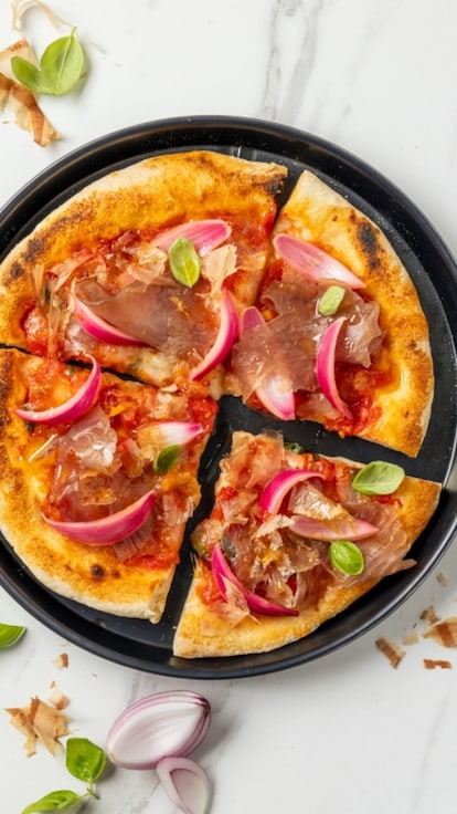 Pizza con katsuobushi, bresaola di tonno e cipolle