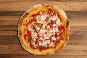 Preparazione Pizza con katsuobushi, bresaola di tonno e cipolle - Fase 5