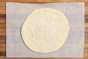 Preparazione Pizza con katsuobushi, bresaola di tonno e cipolle - Fase 4