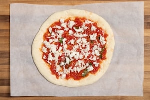 Preparazione Pizza con katsuobushi, bresaola di tonno e cipolle - Fase 4