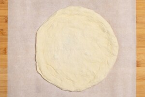 Preparazione Pizza vegetariana zucchine e feta - Fase 8