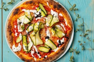 Preparazione Pizza vegetariana zucchine e feta - Fase 10
