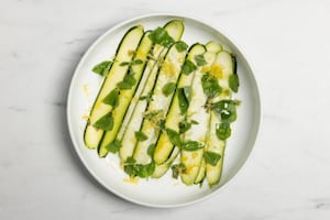 Preparazione Pizza vegetariana zucchine e feta - Fase 4