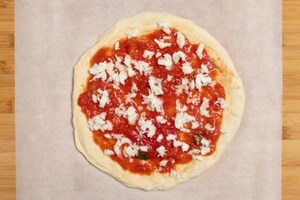 Preparazione Pizza vegetariana zucchine e feta - Fase 9