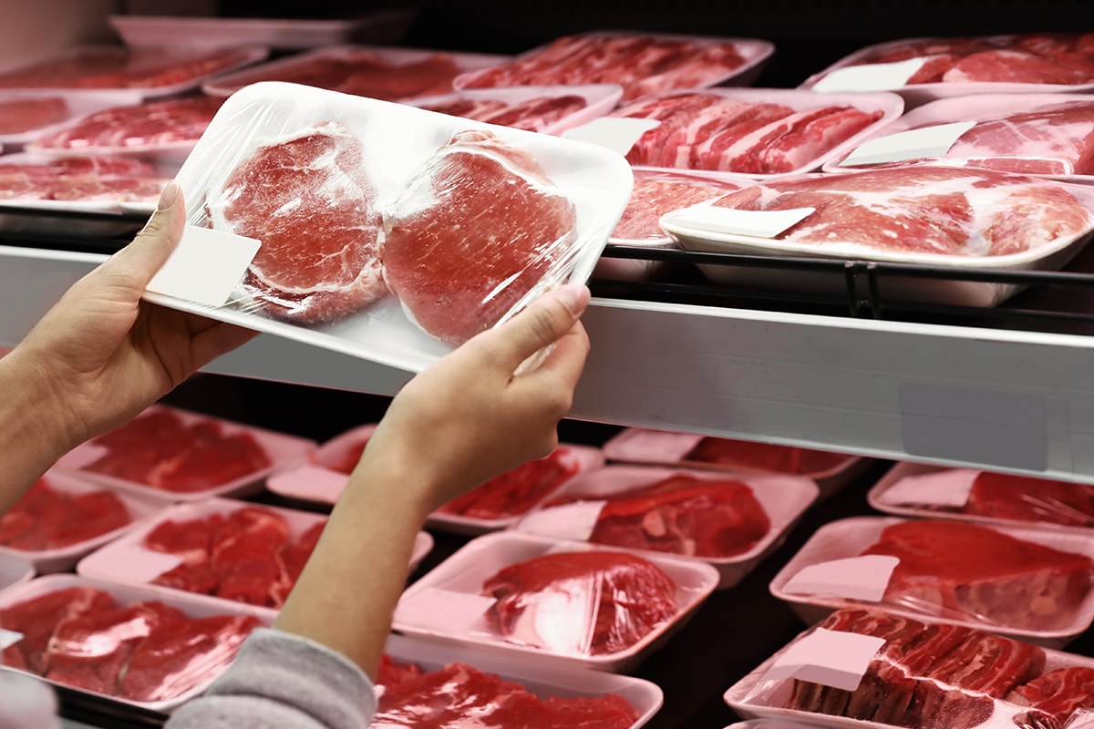 Carne avariata riconfezionata e venduta ai supermercati: che succede in Francia?