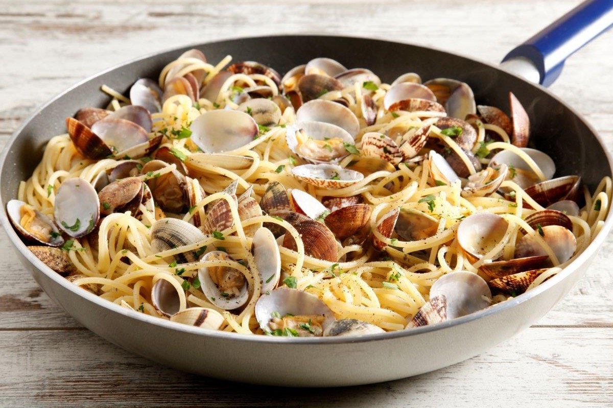 Gli spaghetti alle vongole spiegati bene: trucchi e curiosità della ricetta senza tempo