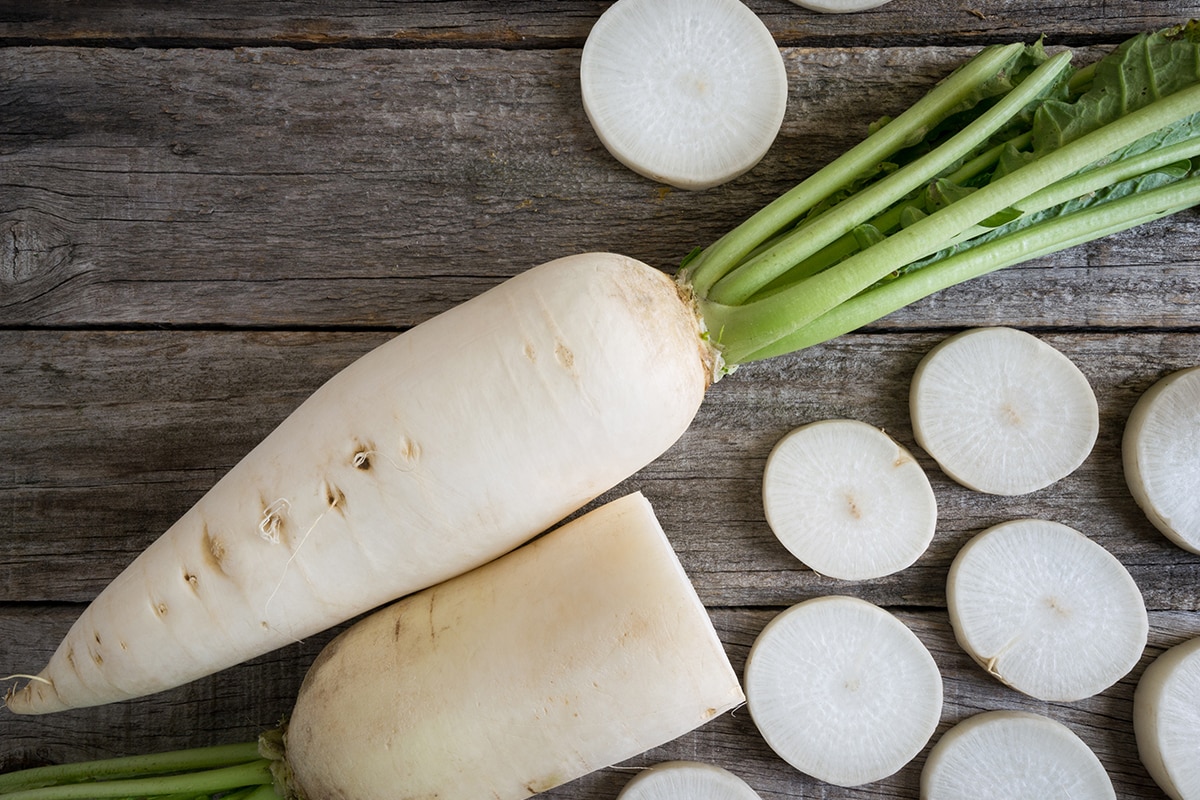 Cos’è il daikon, perché si chiama così, come si usa in cucina: 5 risposte per conoscere meglio questo ortaggio