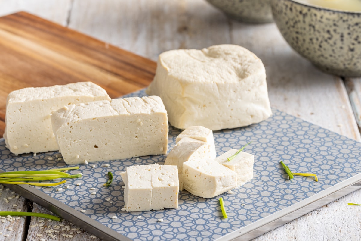 Da dove arriva, cosa c’è dentro, perché si chiama così: 5 risposte per conoscere il tofu