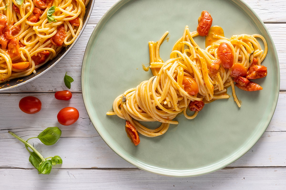 Pasta allo scarpariello: le origini e la ricetta del primo piatto napoletano facile e gustosissimo