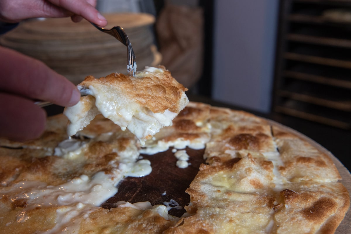 Focaccia col formaggio di Recco, la ricetta di Manuelina